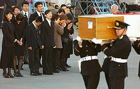 �V�����ɂ�����ĎԂɌ����������F�Q�����̊��������⑰�������S���ߌ�S�������A���c��`�Łiasahi.com�j