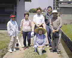 ���ؒn���̑O�ŋL�O�B�e�A���c�̒��ؓ��ɍՂ��Ă���